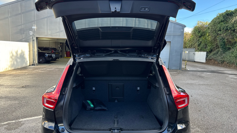 Volvo XC40 2.0 B4P Plus Dark 5dr Auto Petrol Estate